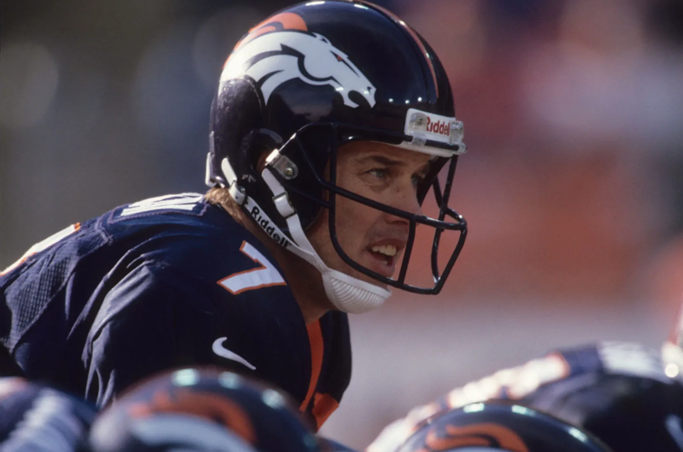 John Elway signs his final contract as a player – Denver Broncos